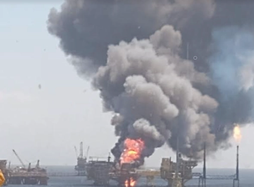 El incendio en la plataforma de Pemex en la Sonda de Campeche, el 22 de agosto de 2021. Foto La Jornada