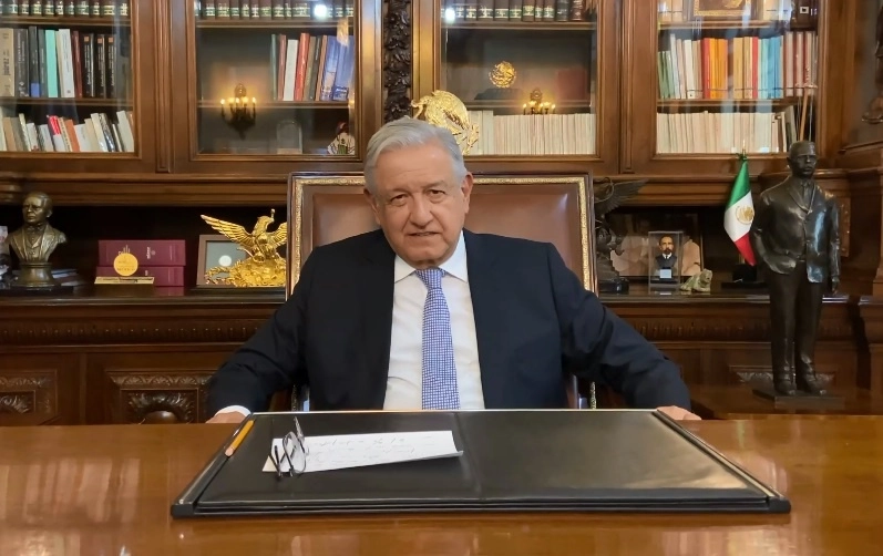 El presidente López Obrador, durante el anuncio de la compra de la refinería. Imagen tomada del video difundido en redes sociales 