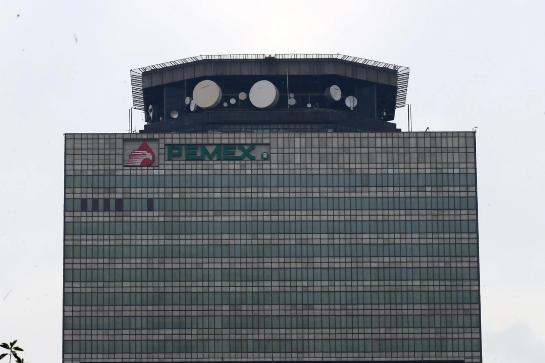 Pemex seguirá como una presión para las finanzas públicas del país en el mediano plazo en caso que el gobierno siga con el otorgamiento de apoyos a la petrolera. Foto Roberto García Ortiz / Archivo