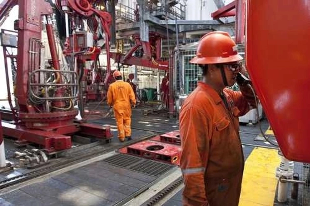 Trabajadores en el piso de perforación de la plataforma de exploración Bicentenario. Foto 