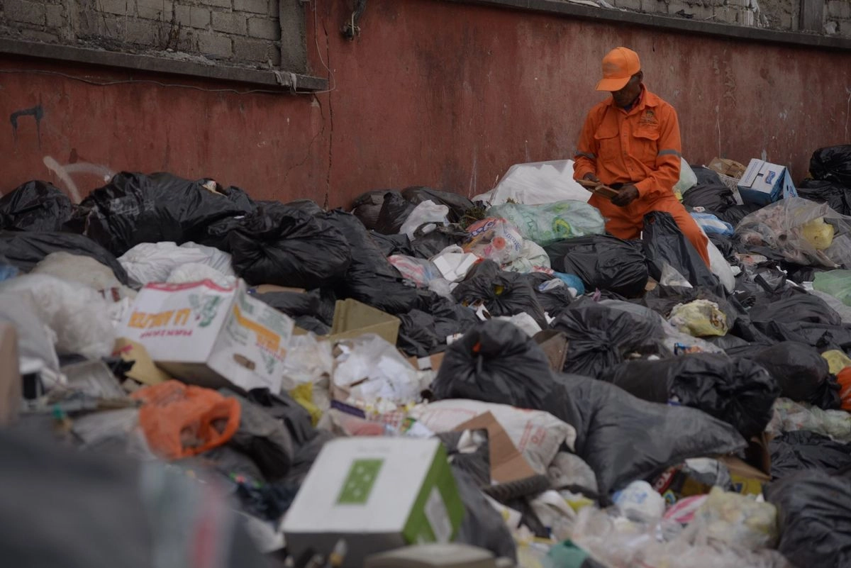 La administración local puso en marcha una jornada de limpieza “Por un Tapachula más preventivo y más limpio”, en donde informó sobre la severidad con el propósito de mejorar la imagen de la ciudad. 

