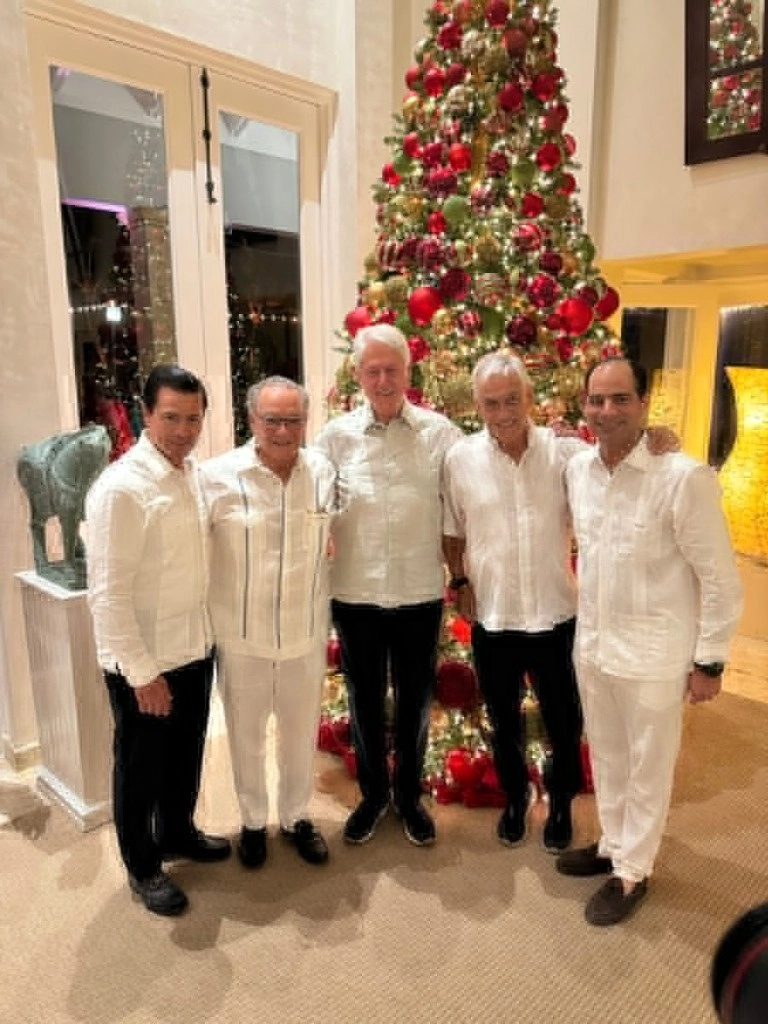 El ex presidente de México (izquierda) posa con los ex mandatarios de EU (centro) y Chile (cuarto) en un lujoso hotel. Foto tomada de la red X / Andrea Becerril 