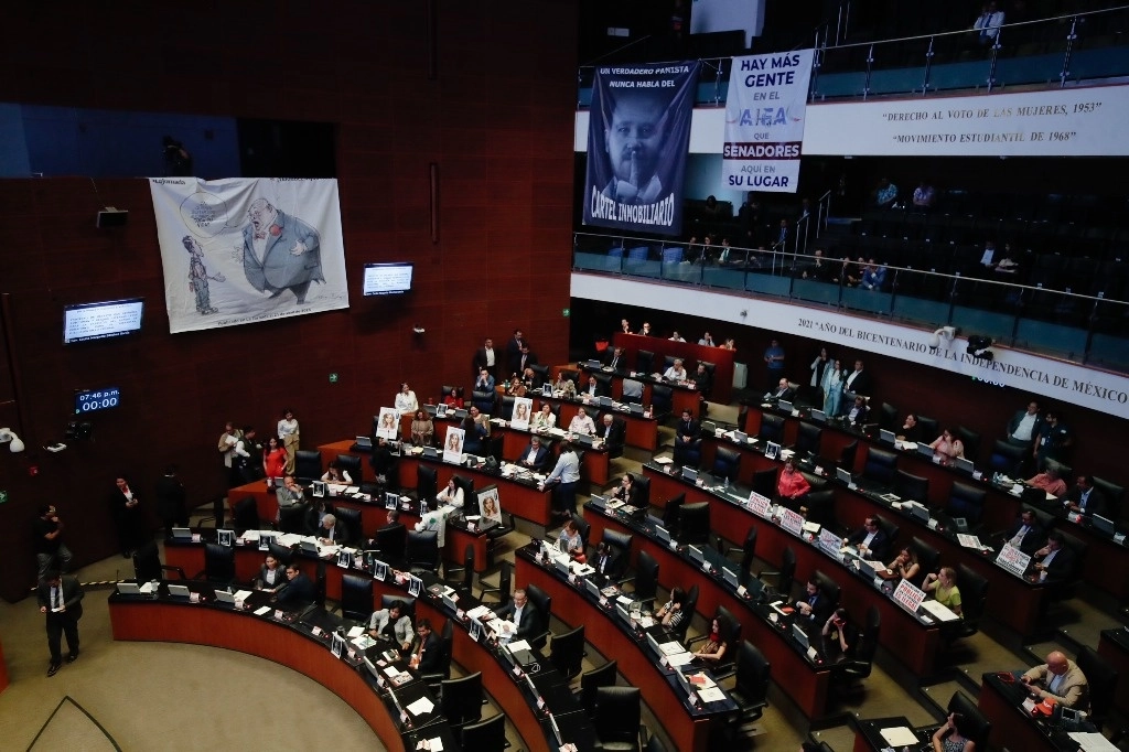 A las tres de la madrugada concluyó la sesión del Senado en que se aprobó la reforma que beneficia a personas LGBT+ y que fue celebrada por integrantes de esa comunidad. Foto Cristina Rodríguez