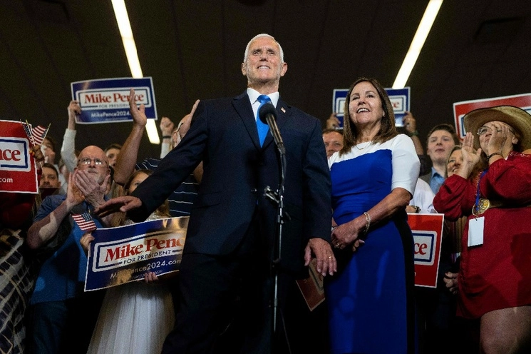 Karen y Mike Pence durante el lanzamiento de la campaña presidencial de este último en Ankeny, Iowa, el 7 de junio de 2023. Foto Afp