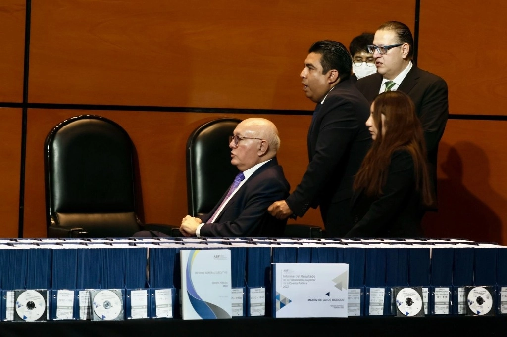 El titular de la Auditoría Superior de la Federación, David Colmenares Páramo, entregó el informe del resultado de la Fiscalización Superior de la Cuenta Publica 2023 a la Cámara de Diputados, en la Ciudad de México. Foto Luis Castillo
