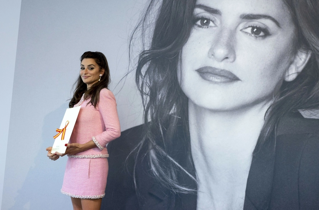 La actriz Penélope Cruz posa con el Premio Nacional de Cinematografía 2022. Foto Europa Press