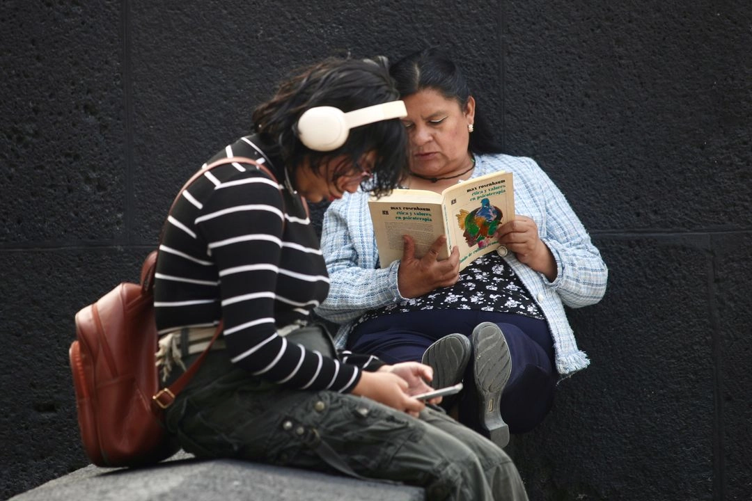 En México se enseñan políticas públicas diseñadas para países sin pobreza estructural y se imponen modelos de gobernanza que ignoran cómo opera el poder en nuestros contextos. Foto 
