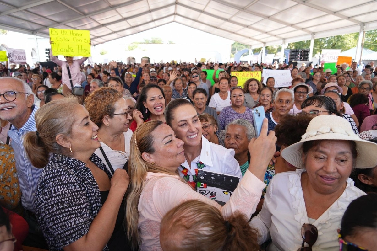 La mandataria entregó escrituras en un evento realizado en Tepic.