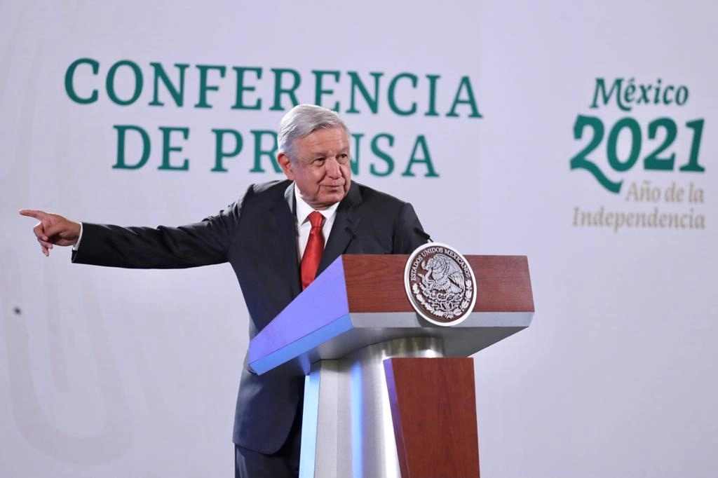 “Tenemos que atender a todos, pero primero a los de abajo, a los más necesitados”, reiteró hoy el presidente Andrés Manuel López Obrador durante la conferencia de prensa matutina en Palacio Nacional. Foto Roberto García Ortiz