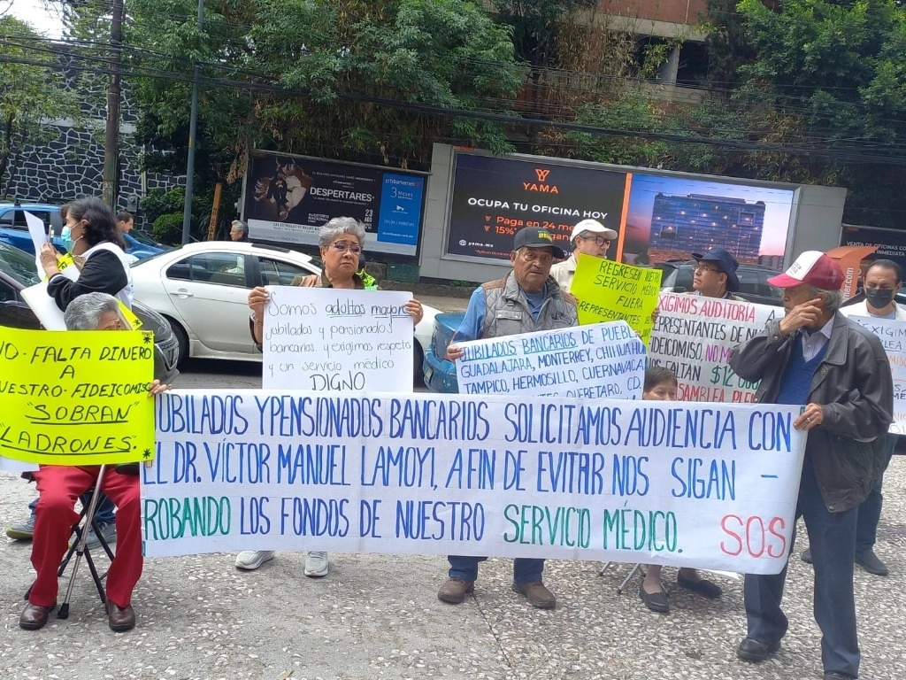 Jubilados y pensionados de bancos liquidados realizó una manifestación frente a las oficinas centrales del Banco del Bienestar, en la CDMX. Foto   Especial para La Jornada