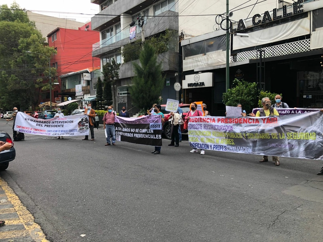 Pensionados y jubildados durante la protesta. Foto Jared Laureles 