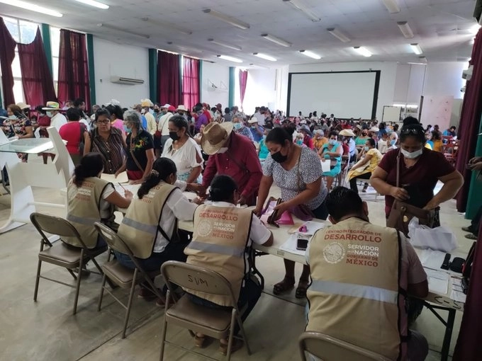 La pensión para adultos mayores que entrega este gobierno federal aumentará el próximo año. Foto @apoyosbienestar
