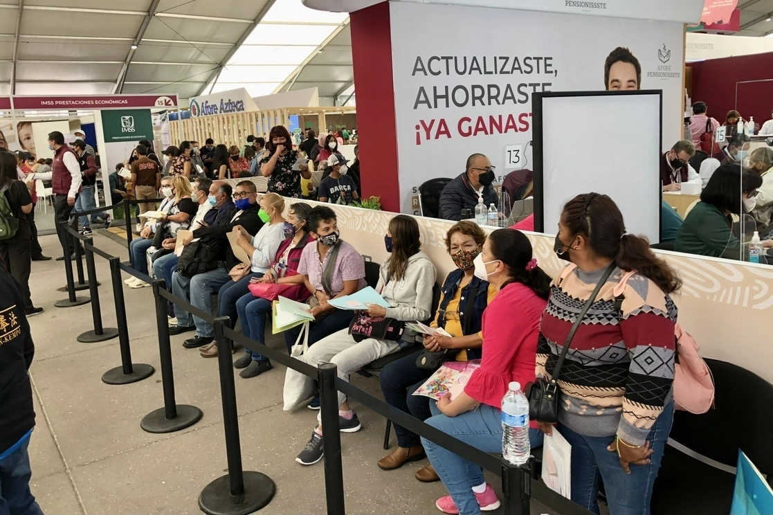 Feria del Afore que se lleva acabo en el zócalo capitalino, los asistentes buscan arreglar los trámites de su Fondo de Ahorro para el retiro. Foto Luis Castillo / Archivo