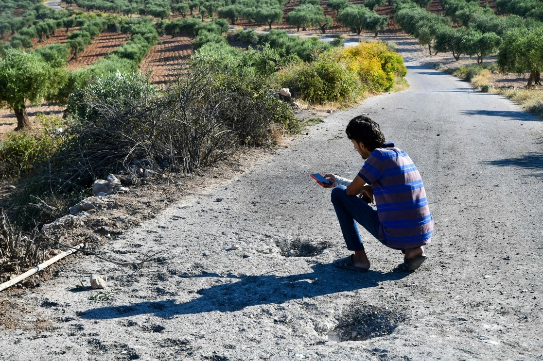 Un hombre inspecciona los daños en el sitio donde un dron estadunidense mató a Maher al-Agal, líder del grupo militante Estado Islámico en Siria, el 12 de julio de 2022. Foto Afp
