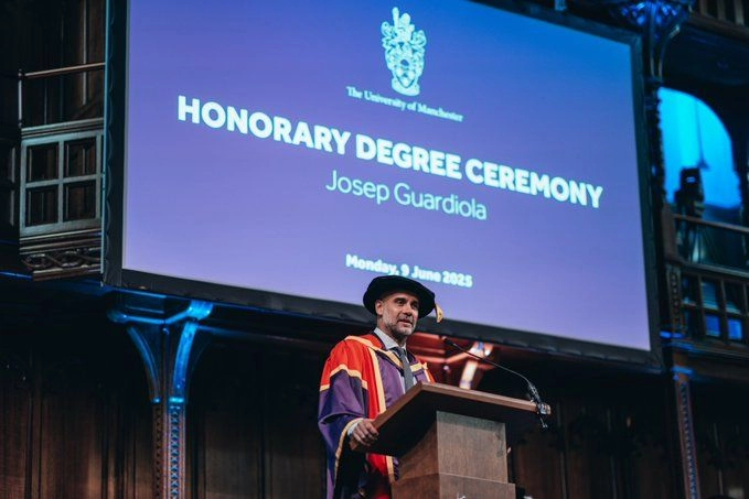 El técnico español Pep Guardiola recibió hoy el título de Doctor Honoris Causa por la Universidad de Mánchester. Foto