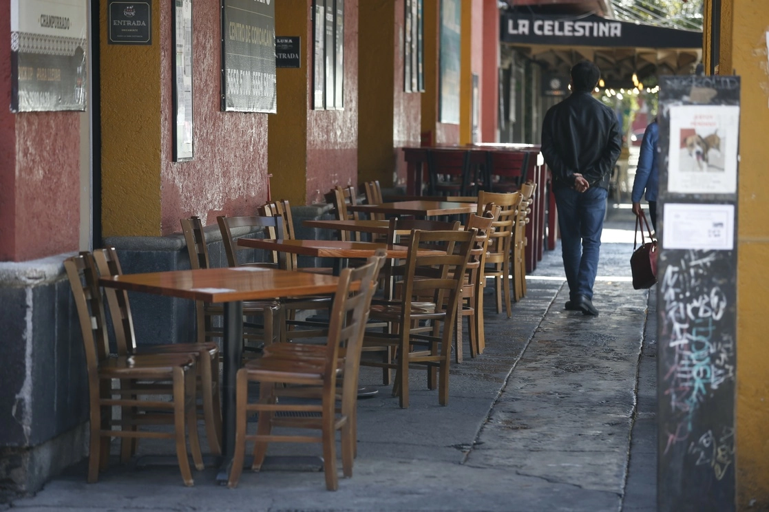 Algunos restaurantes lucen vacíos en el centro de la alcaldía Coyoacán, durante los días de semáforo rojo por la pandemia de Covid-19. Foto Cristina Rodríguez / Archivo