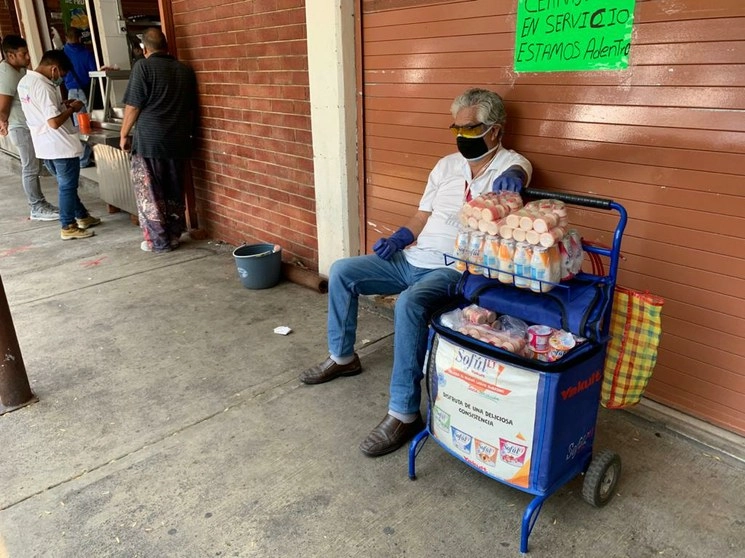 En las afueras del mercado 24 de Agosto luce semivacío durante la emergencia sanitaria por el Covid-19, en la colonia Narvarte. Foto José Antonio López