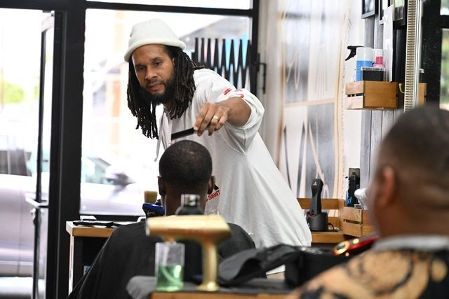 Personal de una barbería en el área del Valle de San Fernando de Los Ángeles, California, el 1 de abril. Foto 