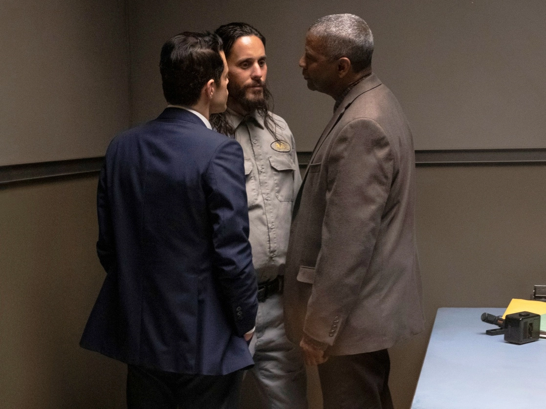 En la imagen publicada por Warner Bros, los actores Rami Malek, Jared Leto y Denzel Washington en una escena de la cinta "Pequeños secretos". Foto  Ap