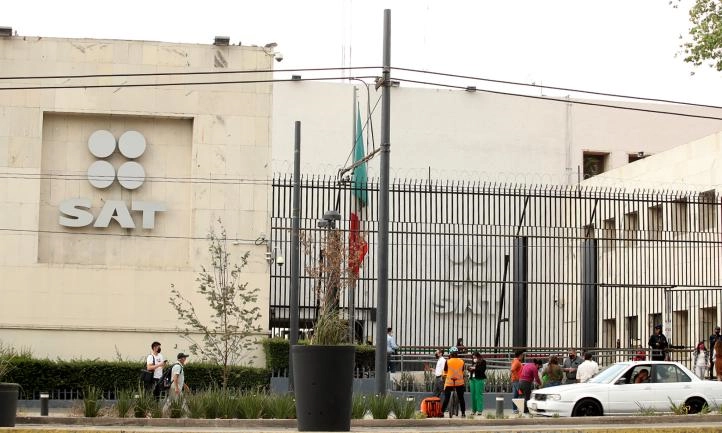 Sede del Servicio de Administración Tributaria en la capital del país. Foto Roberto García Ortiz / Archivo