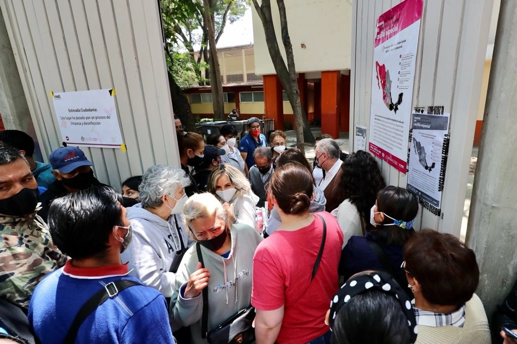 Votantes hacen fila en una casilla especial instalada en la escuela primaria "Centro Urbano Presidente Alemán", en la avenida Coyoacán, Ciudad de México, el pasado 6 de junio. Foto Roberto García Ortiz 