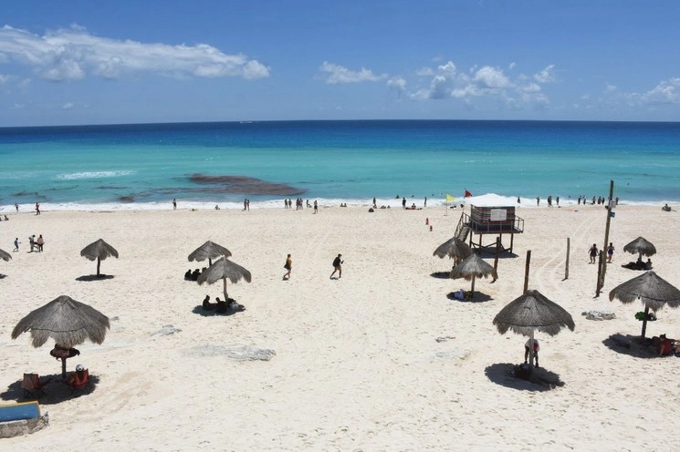 Quintana Roo, que depende en gran medida del turismo internacional, ha perdido la mayor cantidad de puestos de trabajo. En la imagen Playa Delfines en Cancún. Foto Cuartoscuro / Archivo
