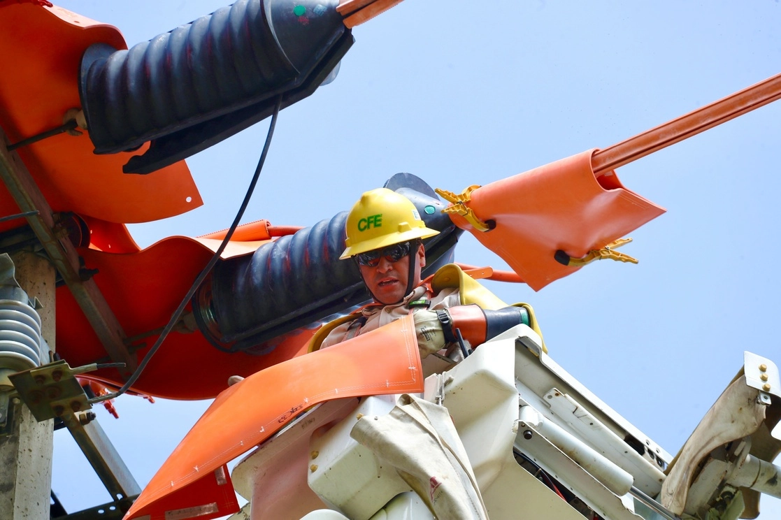 En su reporte enviado a la BMV, la CFE informó que en el tercer trimestre de 2021 sus pérdidas se redujeron 67.9% en comparación con las reportadas en igual periodo del año pasado. Foto Luis Castillo / Archivo