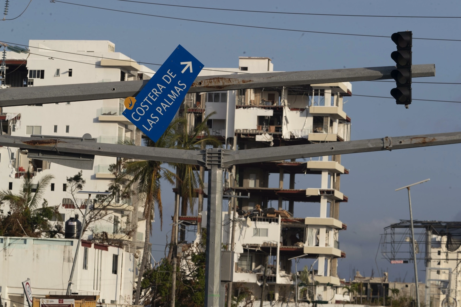 Las pérdidas económicas por ‘Otis’, el huracán categoría 5 que barrió con el puerto de Acapulco, ascienden a más de 16 mil millones de dólares, de acuerdo con estimaciones de Fitch Ratings. En la imagen, zona de Punta Diamante, el 31 de octubre de 2023. Foto Alfredo Domínguez