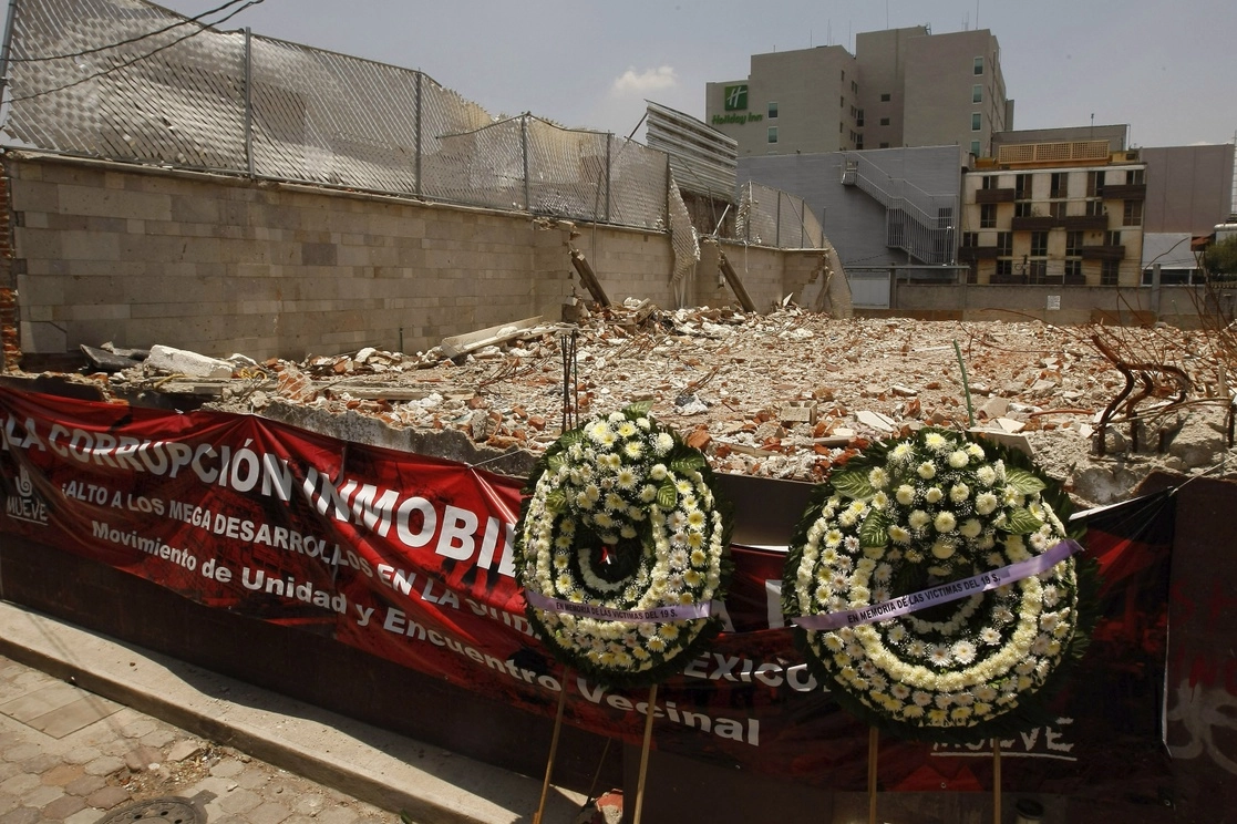El edificio Zapata 56 fue presa del sismo por la corrupción inmobiliaria de funcionarios de la entonces delegación Benito Juárez. Foto Roberto Ortiz García
