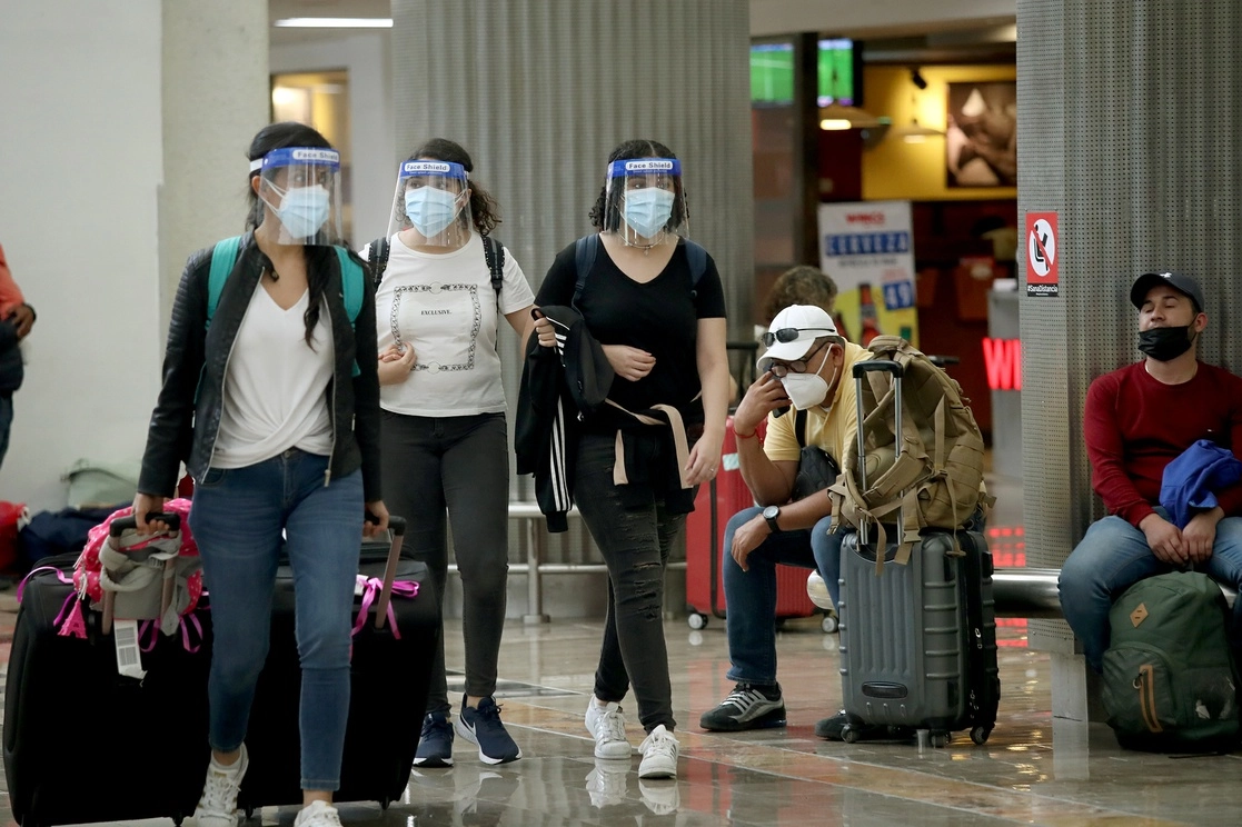 Viajeros en el Aeropuerto Internacional de la Ciudad de México. Foto María Luisa Severiano / Archivo