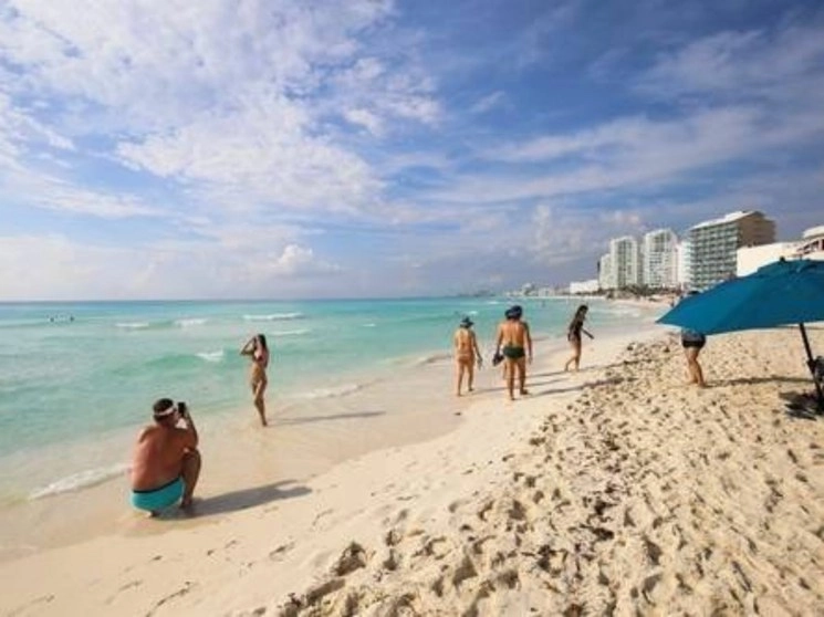 Turistas en la playa de Cancún. Foto Cuartoscuro / Archivo