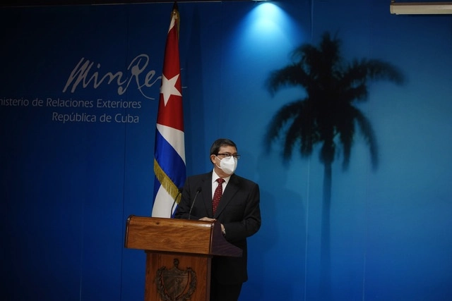 El ministro de Relaciones Exteriores de Cuba, Bruno Rodríguez, durante la presentación en La Habana del informe que llevará en mayo de 2021 a Naciones Unidas que condena el embargo que Washington aplica a la isla tras la revolución cubana de 1959. Foto Ap