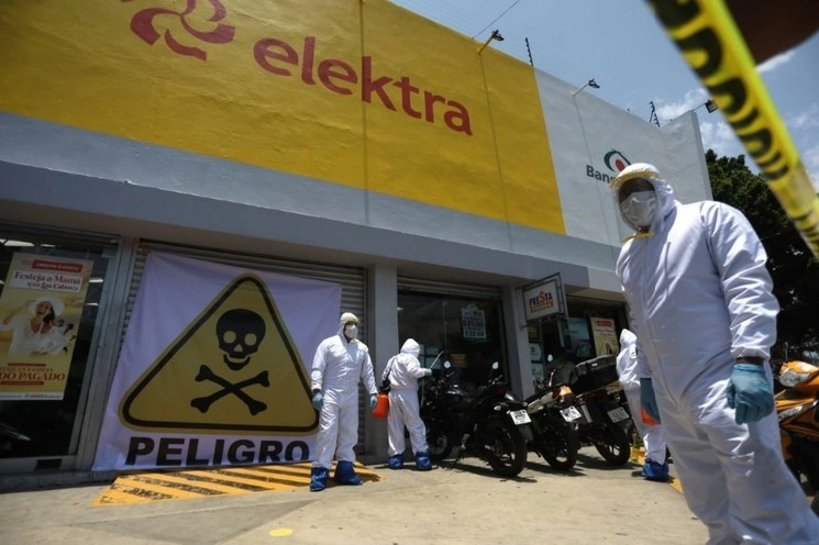 En imagen del 28 de abril pasado, integrantes de la organización Comuna Oaxaca clausuraron de manera simbólica una  tienda Elektra que mantenía su servicio pese al confinamiento. Foto Jorge A. Pérez Alfonso