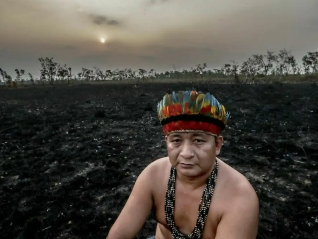 El líder indígena Enésio Tenharin descansa sobre los restos de un campo destruido por los incendios en la Amazonia brasileña, en la región de Manicoré, estado de Amazonas, Brasil. Foto Xinhua / Archivo

