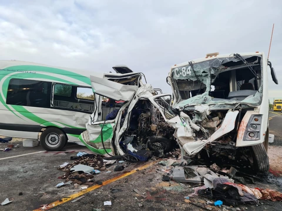La colisión entre un autobús de la compañía Movimex, que llevaba empleados de la mina Noche Buena, propiedad de Penmont, y una camioneta de la firma Transportes Ejecutivos Premier, ocurrió alrededor de la 3:30 de la madrugada del 6 de abril de 2021. Foto cortesía Caborca Informa