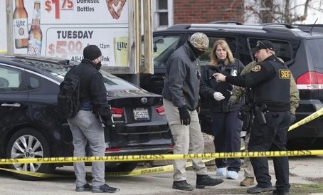 Uno de los tiroteos ocurrió en una taberna de Kenosha, Wisconsin, la madrugada de ayer. Tres personas murieron y dos resultaron heridas. Las autoridades reportaron que el tirador huyó. Foto Ap