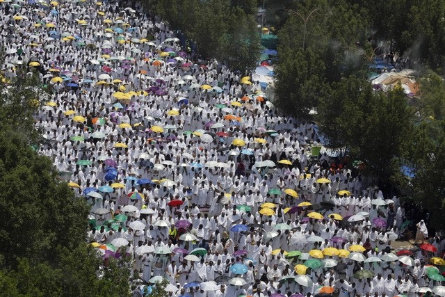 Musulmanes rezan frente a la mezquita de Namira, durante la peregrinación 2019 por el hach, cerca de la ciudad sagrada de La Meca. Foto Ap