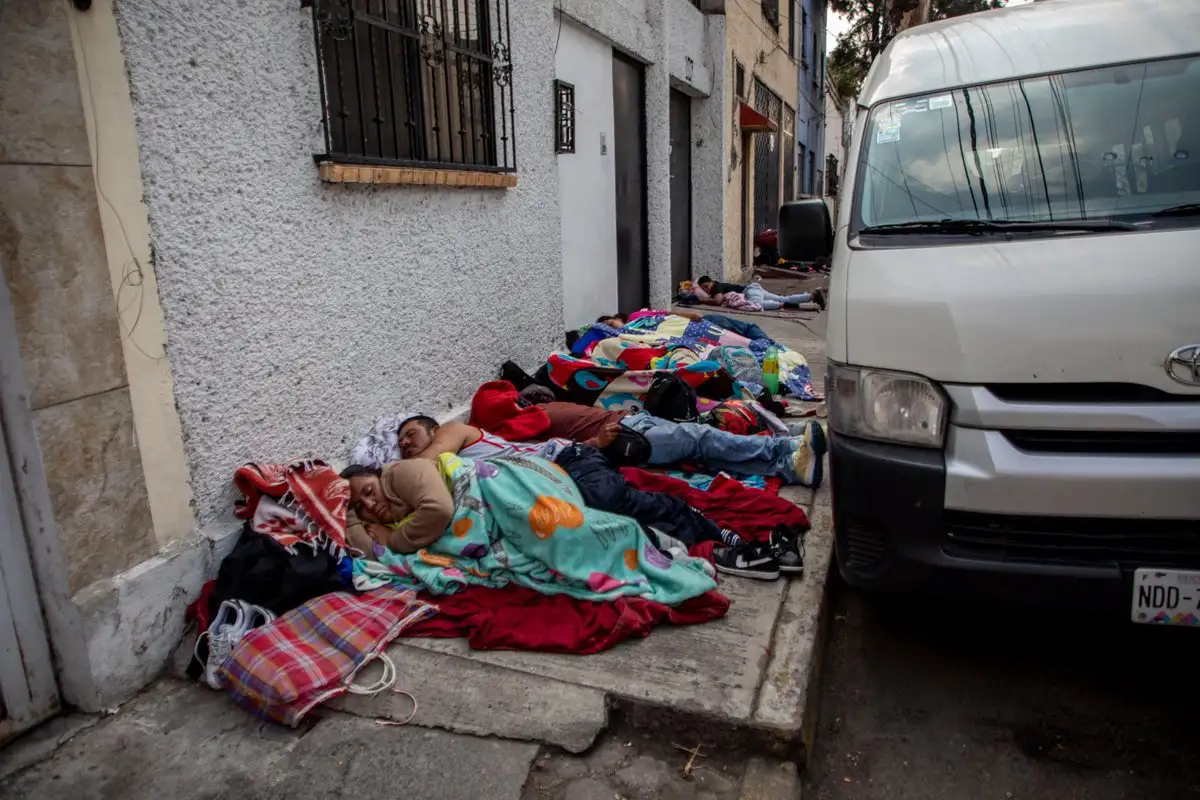 Cada año, cientos de feligreses guadalupanos ocupan aceras y camellones de las inmediaciones de la Basílica de Guadalupe. Foto