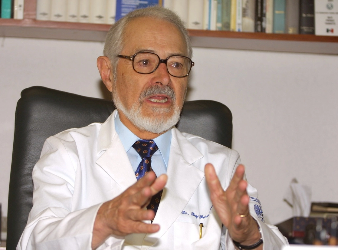 Referencia obligada en la investigación biomédica y una de las voces más difundidas sobre ciencias y humanidades, el médico patólogo falleció a los 97 años en Ensenada, Baja California, informaron la UNAM y la Academia Mexicana de la Lengua. La imagen, de 2001. Foto Carlos Ramos Mamahua