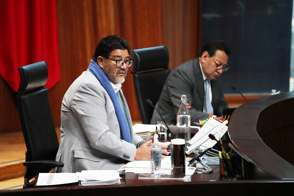El magistrado Reyes Rodríguez Mondragón (primero a la izquierda) durante una sesión pública del TEPJF, en enero de 2024. Foto Yazmín Ortega Cortés

