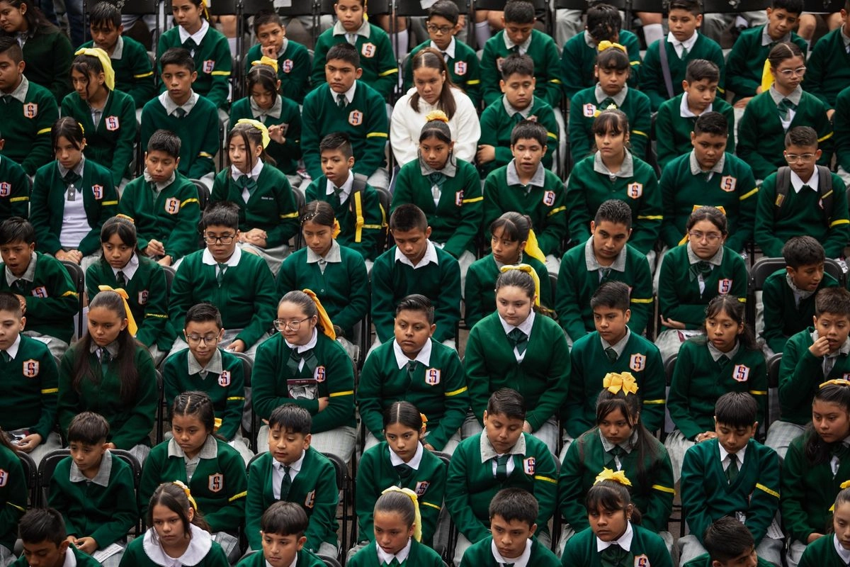 Alumnos de la Secundaria Diurna no. 1 "César A. Ruiz", en el Centro Histórico de la CDMX, el 1 de septiembre de 2025. Foto