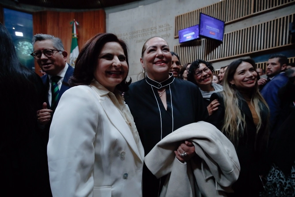 La magistrada presidenta del TEPJF, Mónica Soto, y la consejera presidenta del INE Guadalupe Taddei, al término de la sesión del Tribunal celebrada el pasado 3 de enero de 2024. Foto Cristina Rodríguez
