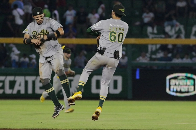 Beisbolistas de los Pericos de Puebla festejan al término del encuentro. Foto tomada de la cuenta de X @Pericos_Oficial