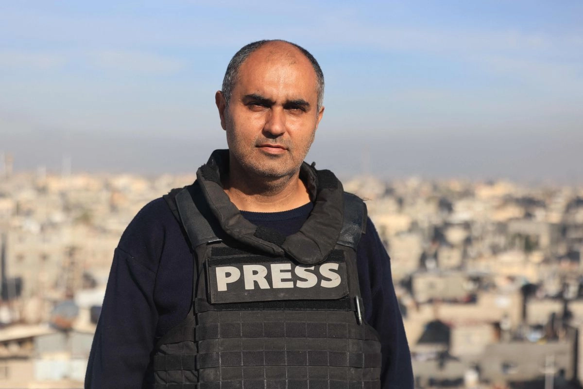 El periodista de Afp, Youssef Hassouna, en Gaza, el 8 de enero de 2024. Periodistas señalan que la escasez  de alimentos afectan su capacidad para cubrir el conflicto entre Israel y Hamas. Foto 

