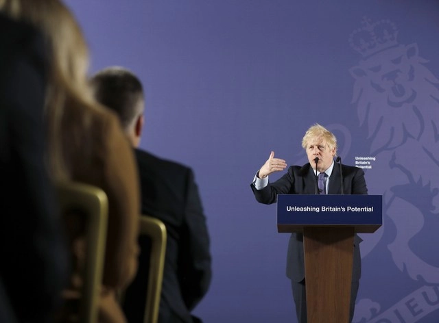 El primer ministro Boris Johnson hoy durante una conferencia en Londres. Foto Ap
