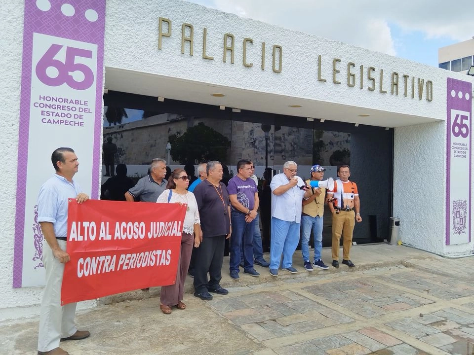 Los periodistas también se manifestaron en la sede del Congreso del estado, en donde dieron lectura al manifiesto por la libertad de expresión y el libre ejercicio del periodismo, presentado por la agrupación "Reporteros 2025".