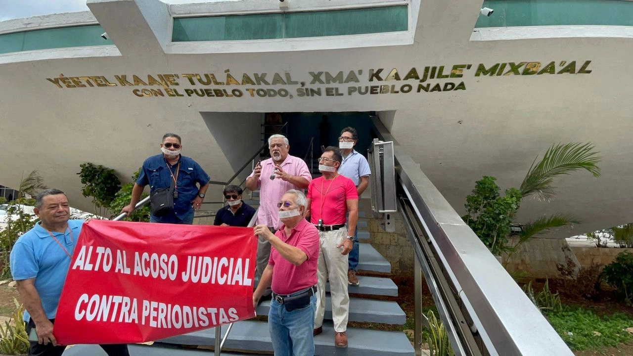 Un grupo de periodistas de Campeche realizaron una manifestación en contra del “acoso judicial” que enfrentan compañeros del gremio. Foto 