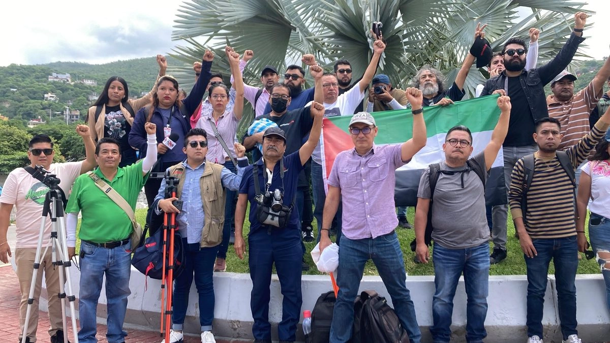 Algunos reporteros que participaron en la protesta. Foto