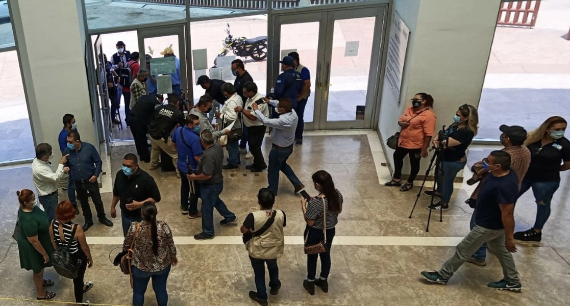 Se manifestaron frente a las instalaciones de la Fiscalía General de Justicia del Estado de Sonora con sede en Cajeme. Foto Cristina Gómez