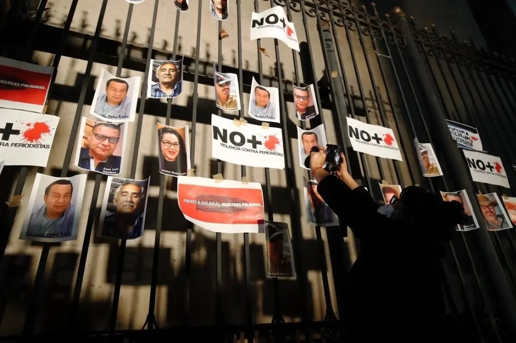 Periodistas realizan una movilización nacional frente a la Secretaría de Gobernación, en la Ciudad de México, donde colocaron fotos de sus colegas asesinados, el 14 de febrero de 2022. Foto Cristina Rodríguez